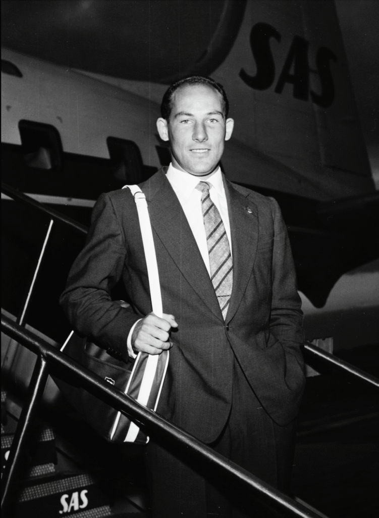 Stirling-Moss-1958-Copenhagen-Airport.png